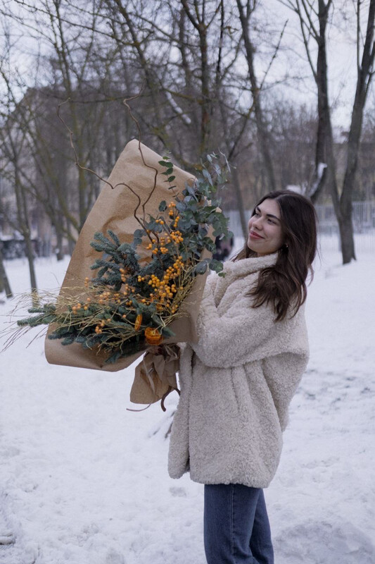 Букет с илексом и нобилисом