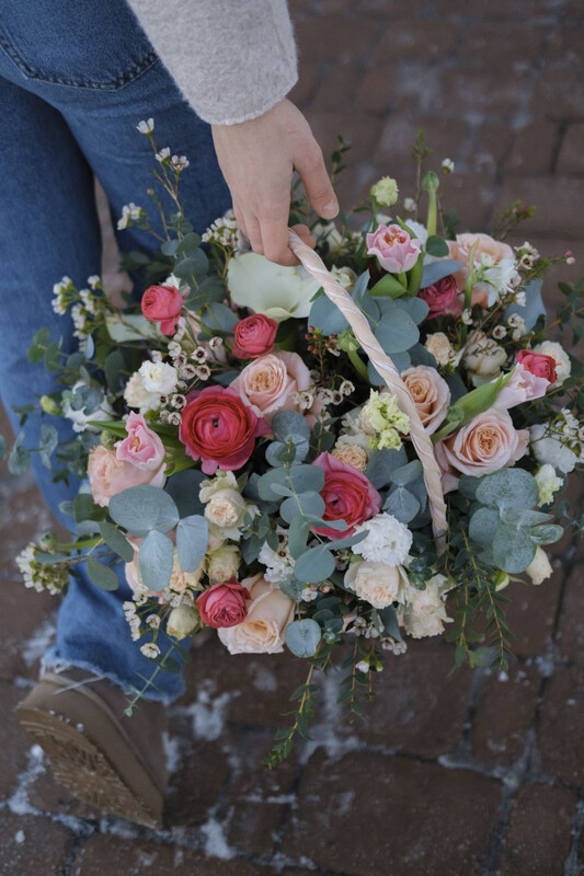 Корзина «Весна» с ранункулюсами, нарциссами, розами и эвкалиптом