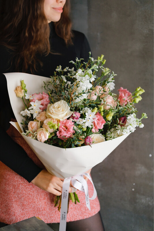 Букет 939 с розами и сезонными добавками Букет 939 с розами и сезонными добавками