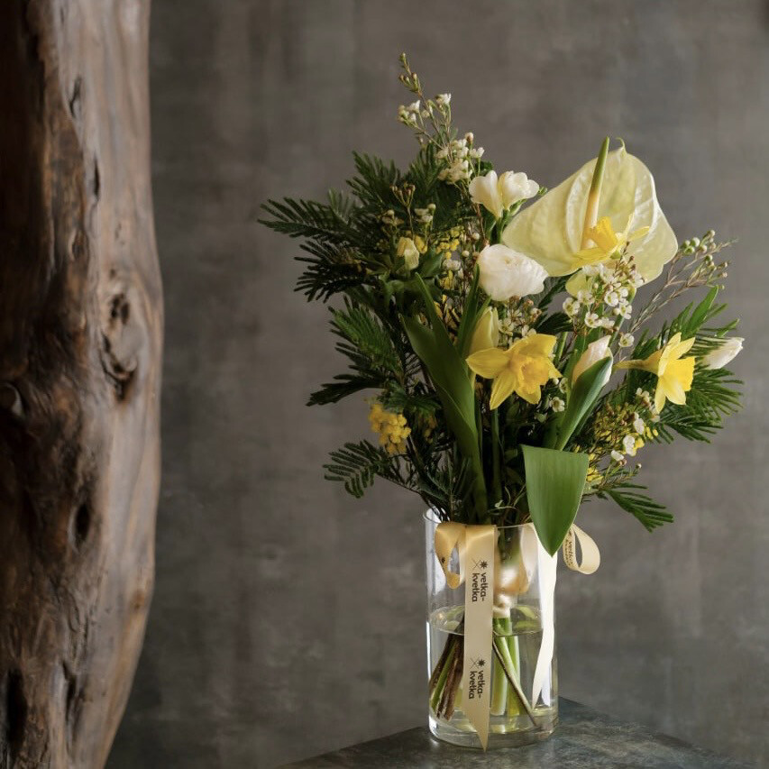 Букет 935 с антуриумом и ранункулюсом Букет 935 с антуриумом и ранункулюсом