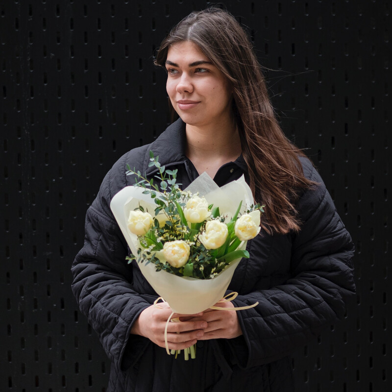 Букет 1002 из тюльпанов с зеленью