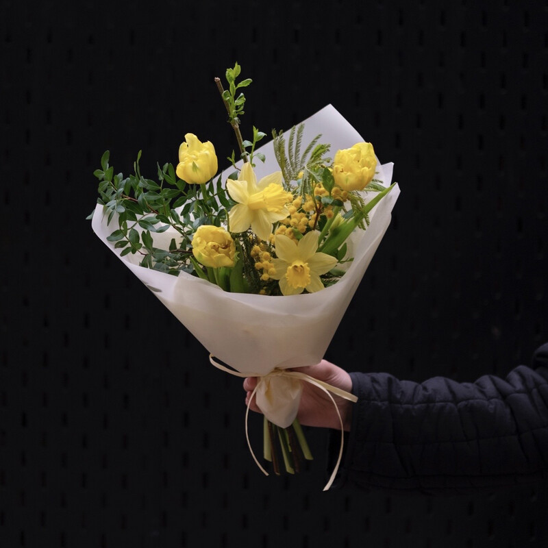 Букет 1003 с нарциссами и тюльпанами