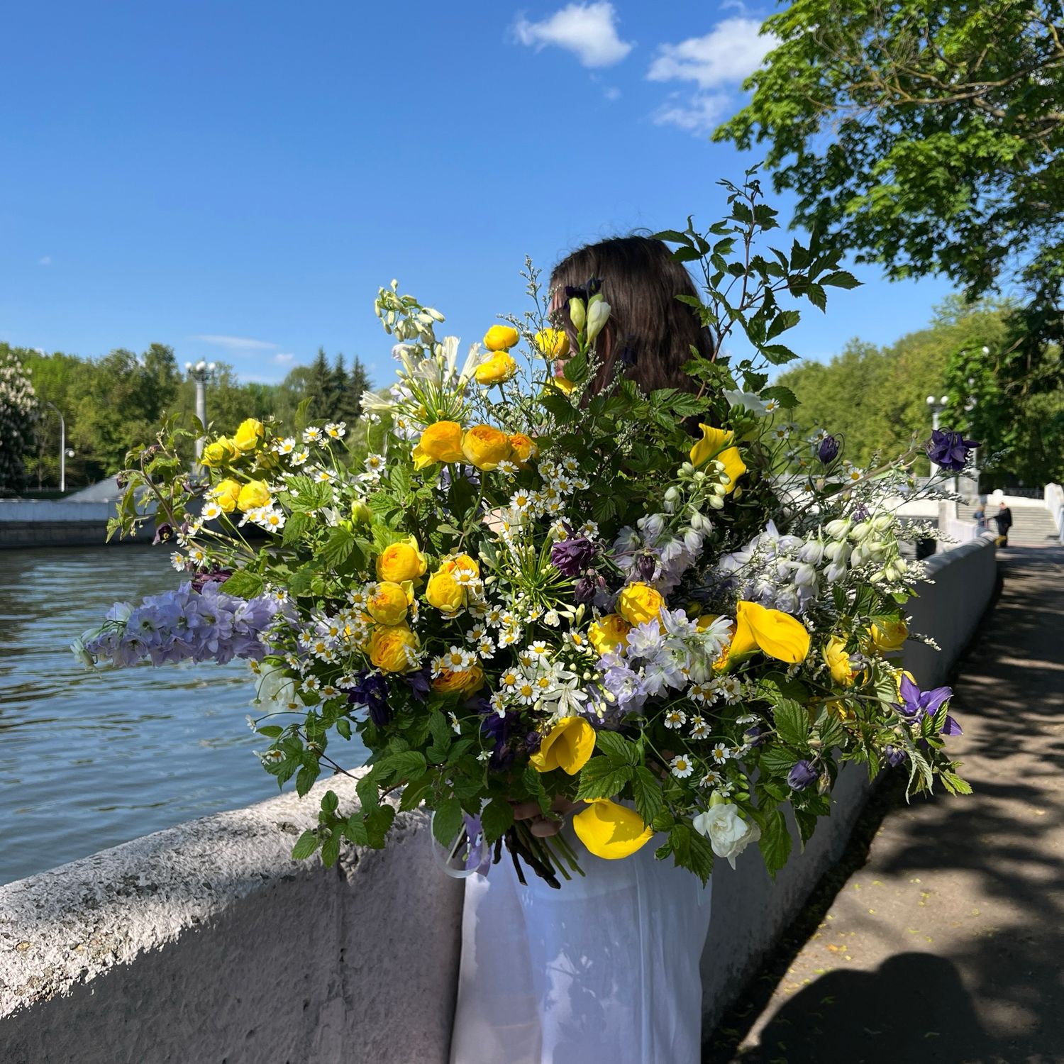 Букет XXL с дельфиниумом, каллами и розами 