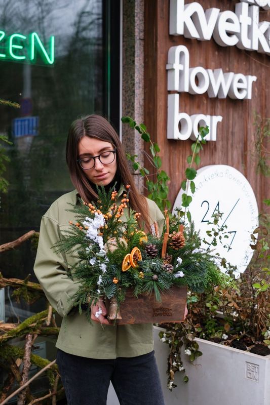 Композиция в кашпо с илексом