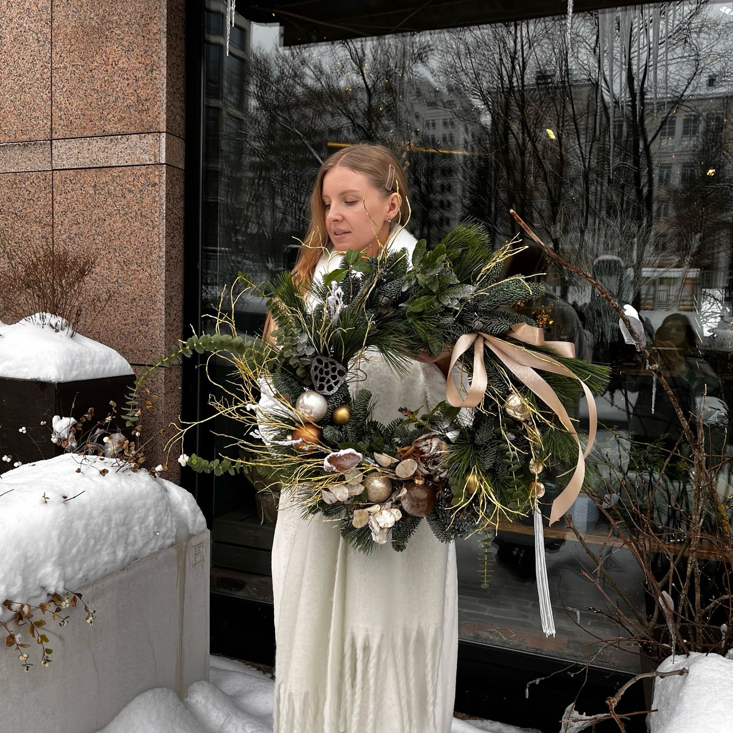 Венок из натуральной хвои с декором