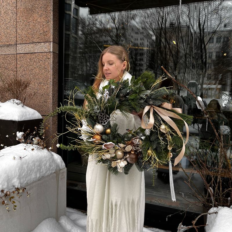 Венок из натуральной хвои с декором