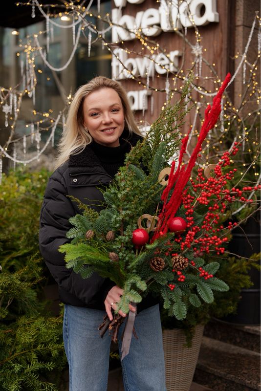 Букет с илексом и хвоей