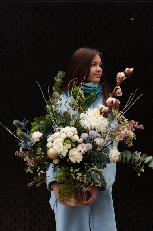Букет с хризантемами и хлопком