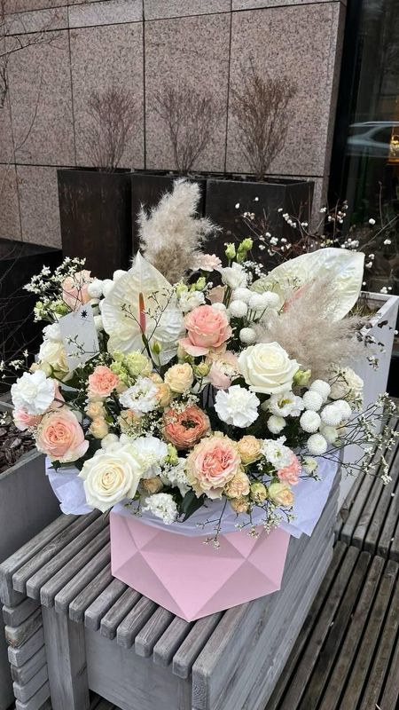 Композиция с розами и хризантемами