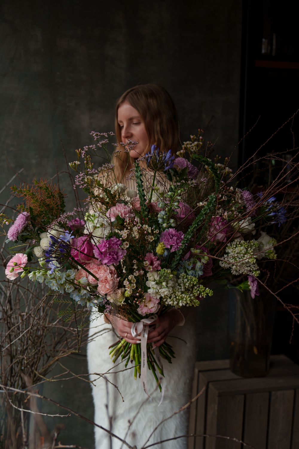 Букет XXL с сиренью, розами и цветущими веточками