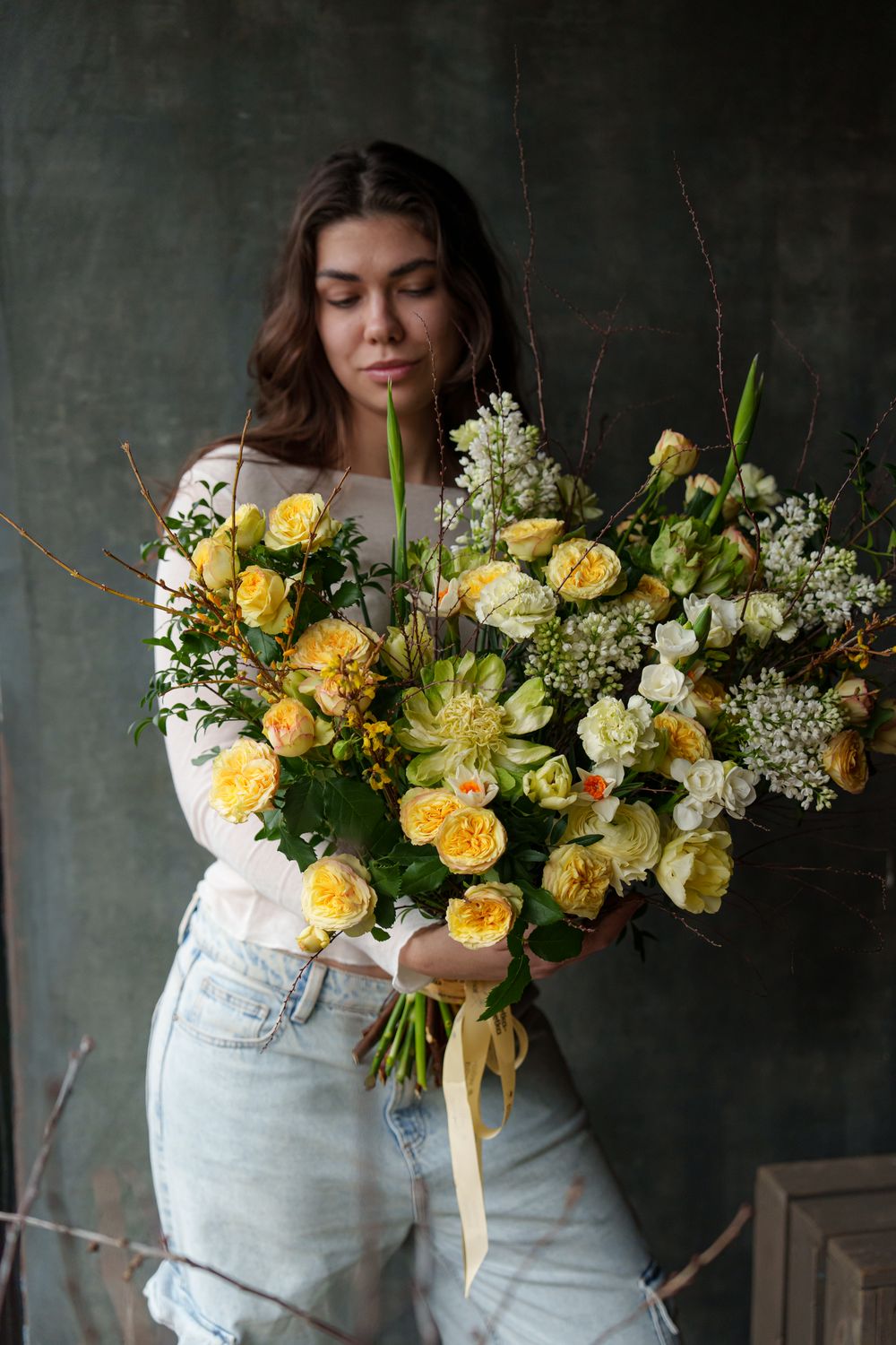 Букет XXL с розами и нарциссами