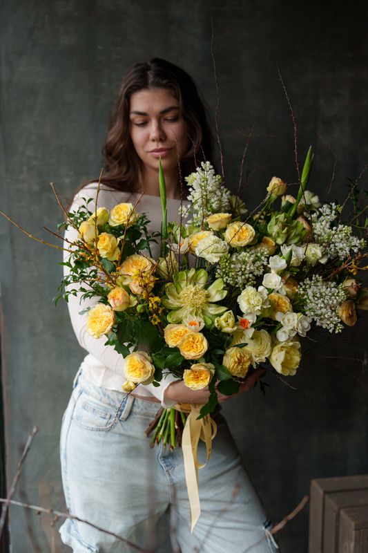 Букет XXL с розами и нарциссами