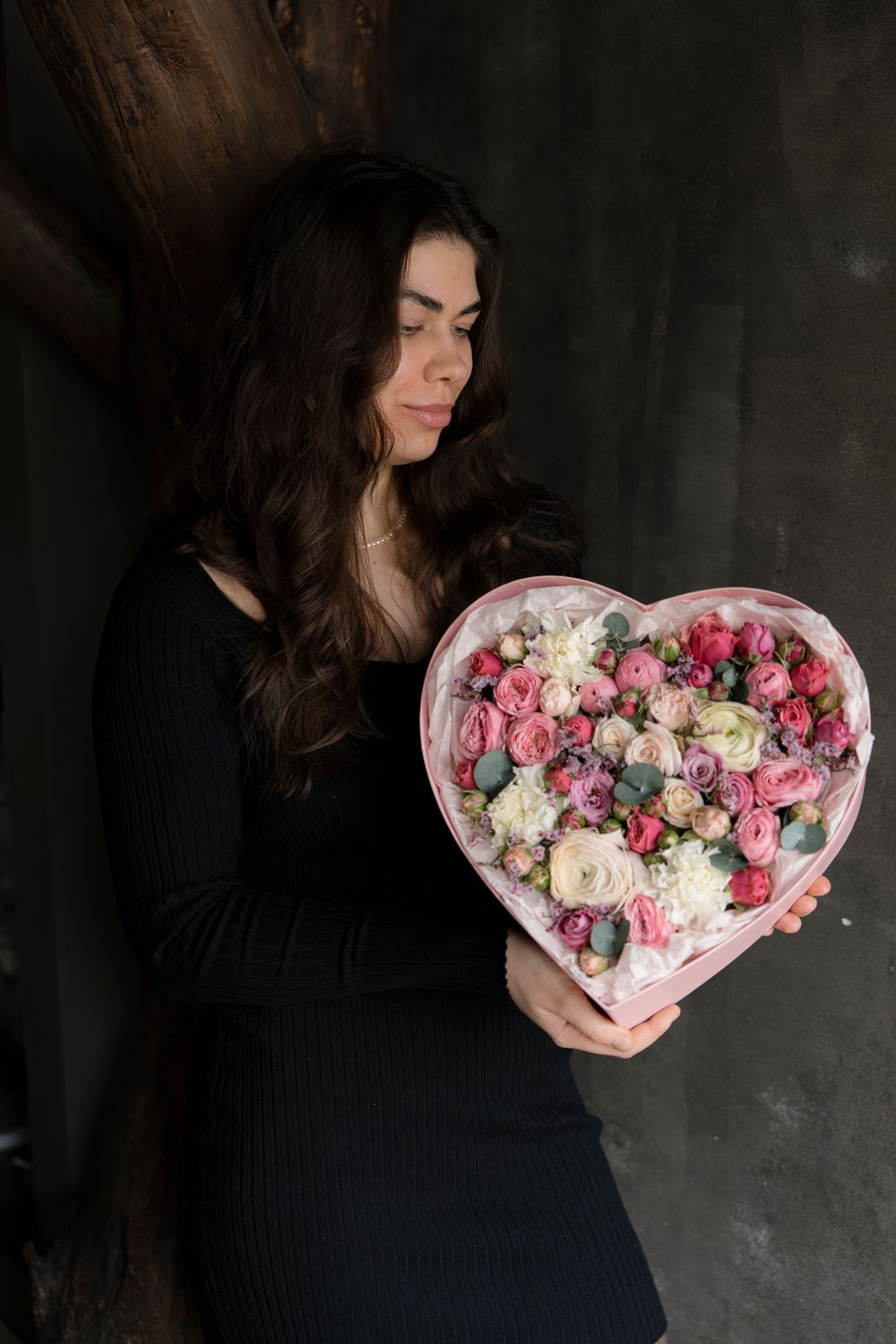 Композиция сердце с розами и ранункулюсами 985