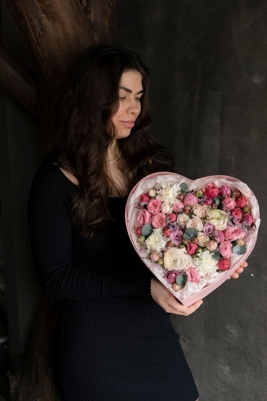 Композиция сердце с розами и ранункулюсами 985 Композиция сердце с розами и ранункулюсами 985