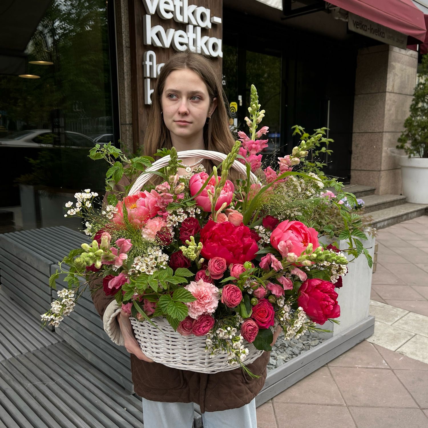 Корзина XXL из пионов, роз и цветочных добавок 