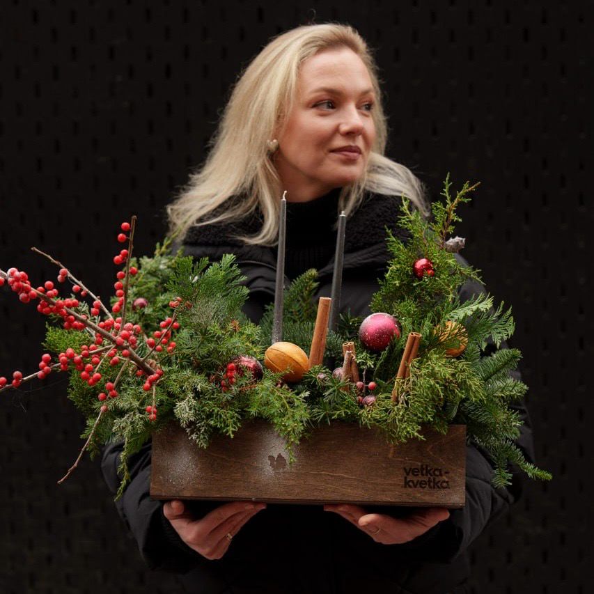 Композиция с илексом и натуральным декором