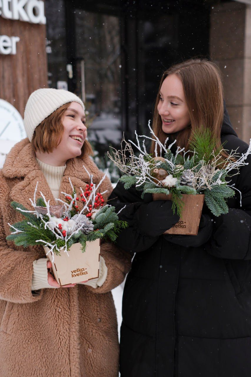 Зимняя композиция с хвоей и натуральным декором
