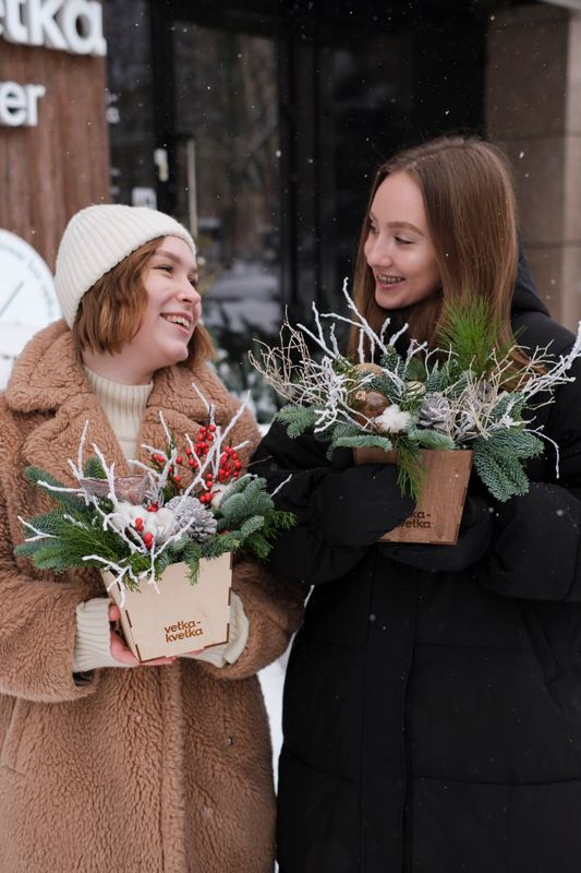 Зимняя композиция с хвоей и натуральным декором