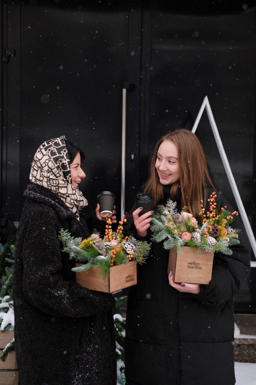 Зимняя композиция с илексом и хвоей