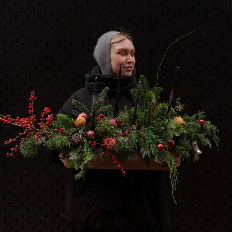 Зимняя композиция с хвоей и илексом