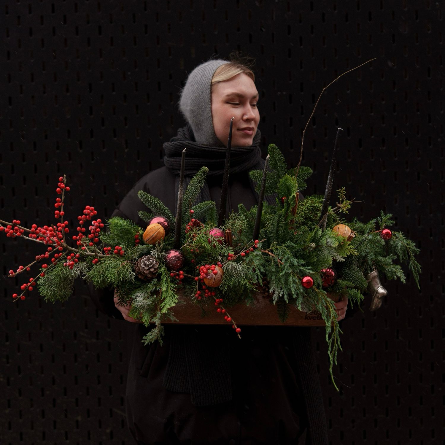 Зимняя композиция с хвоей и илексом