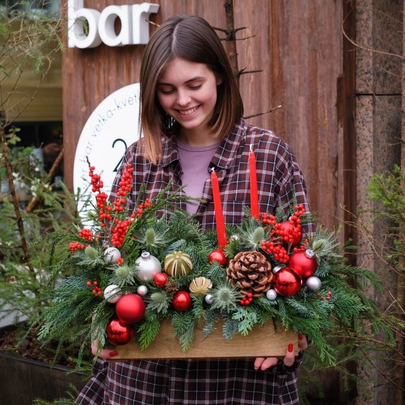 Композиция с хвоей и свечами