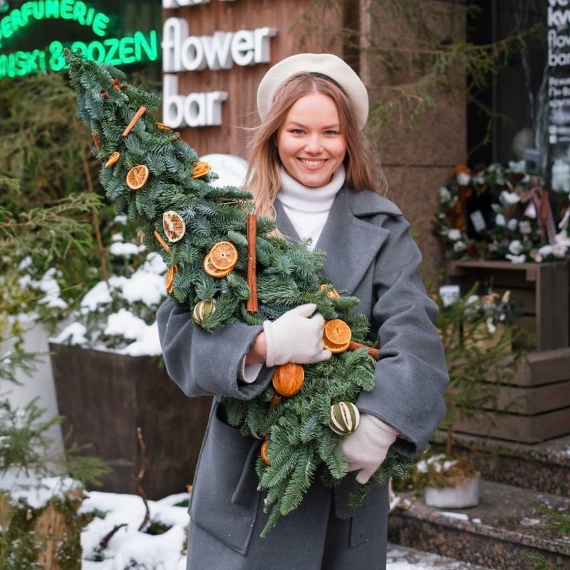 Декоративная ель с натуральным декором