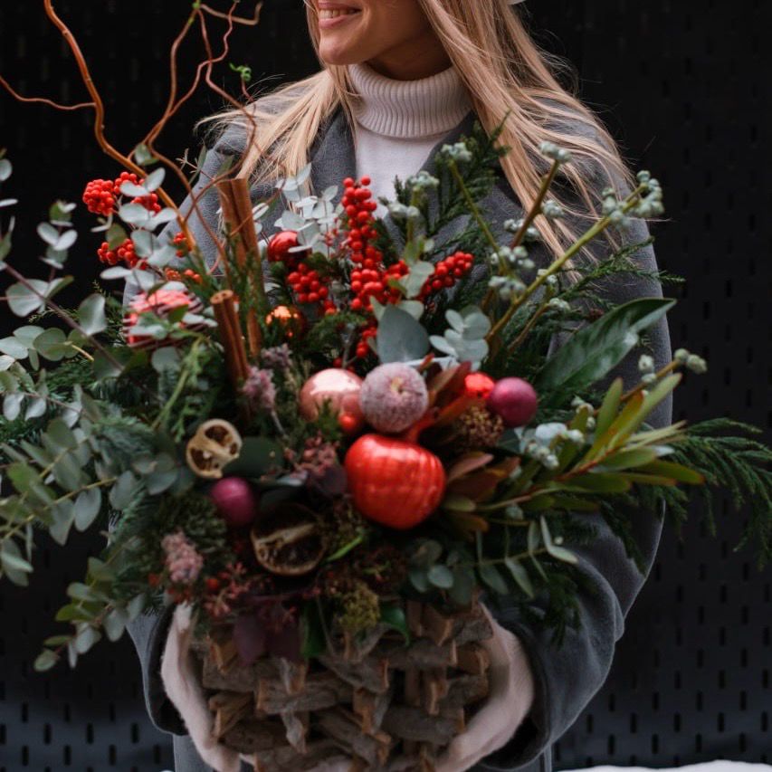 Новогодняя композиция с хвоей, илексом и тематическим декором