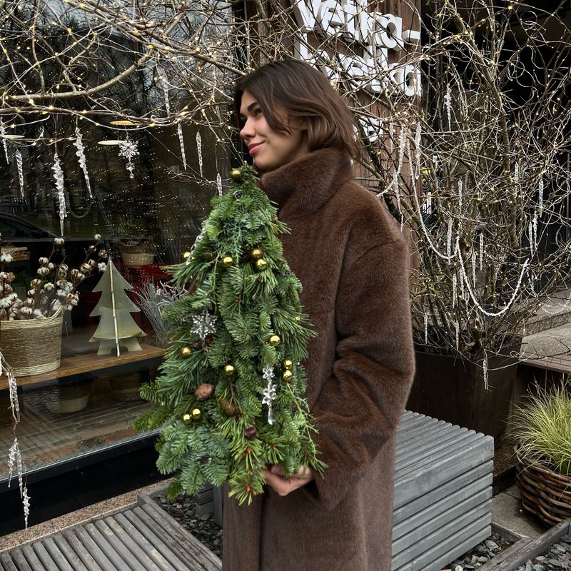 Декоративная елка с натуральным декором 