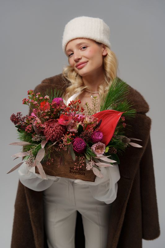 Композиция с антуриумом и хризантемой