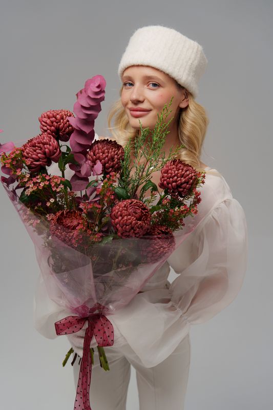 Букет с хризантемами и хвоей