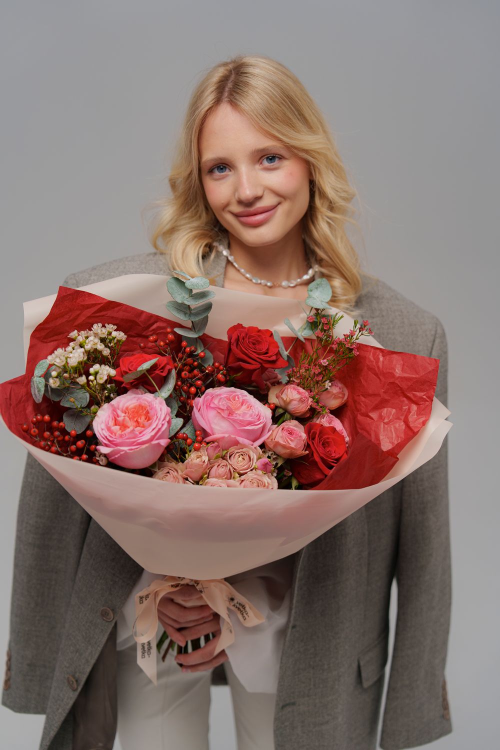 Букет с розами и шиповником