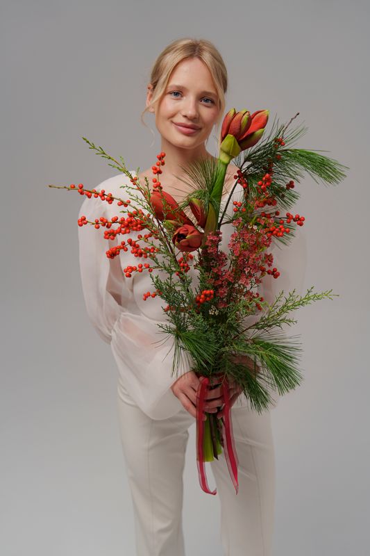 Букет с амариллисом и илексом