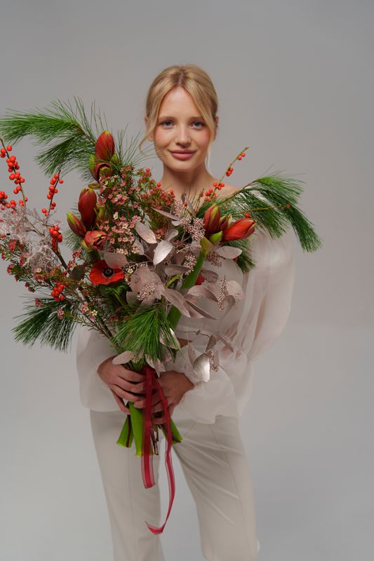 Букет с амариллисом, хвоей и эвкалиптом