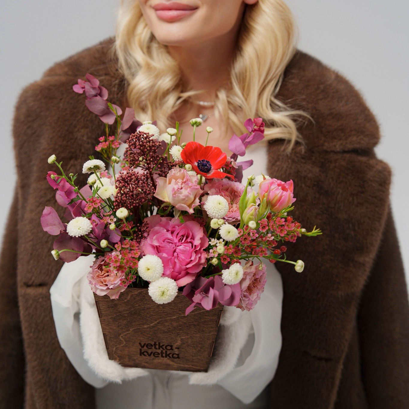 Композиция с анемоном и хризантемой