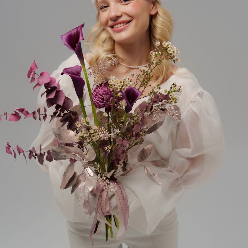 Букет с каллами и хризантемой