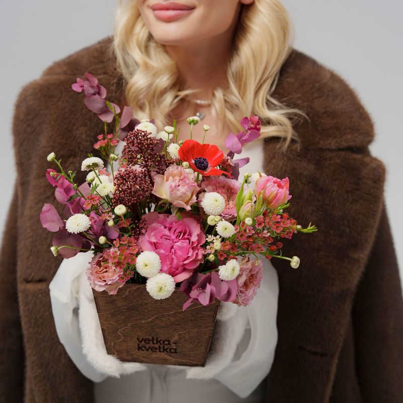 Композиция с анемоном и хризантемой