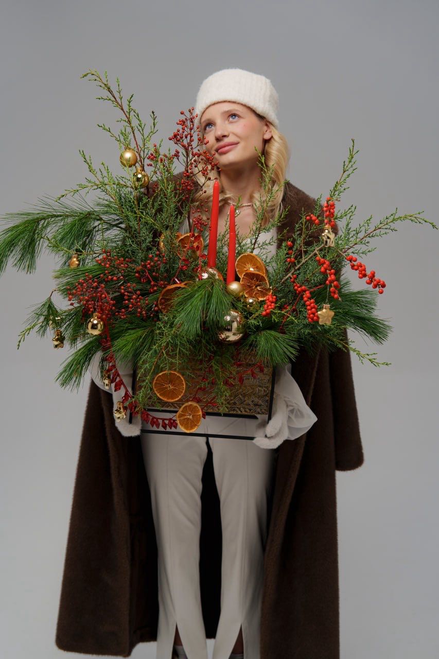 Хвойная композиция в металлическом кашпо