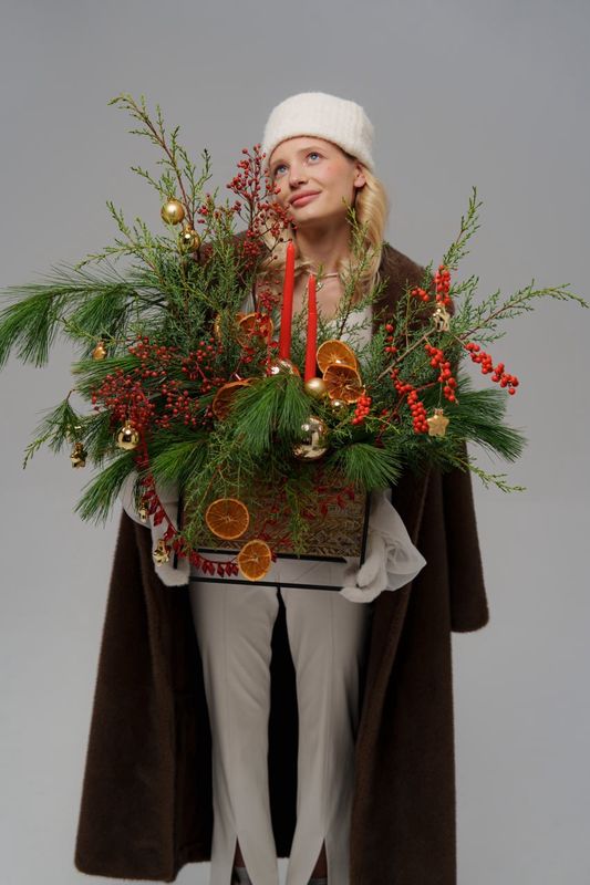 Хвойная композиция в металлическом кашпо