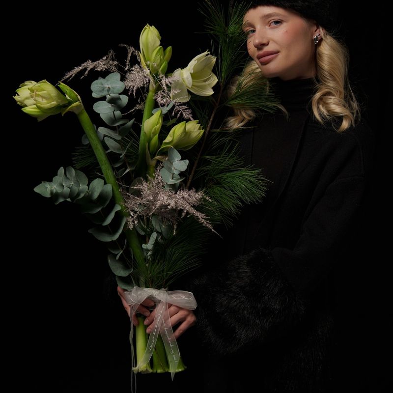 Букет с амариллисом и хвоей