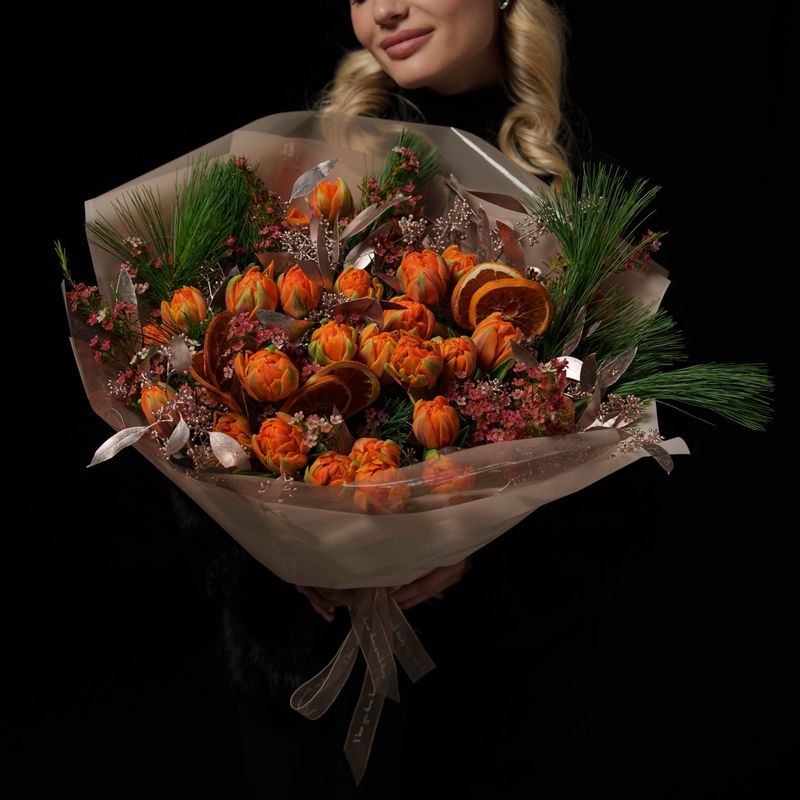 Букет XXL  с тюльпанами и хвоей