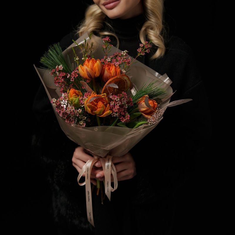 Букет с тюльпанами и хвоей