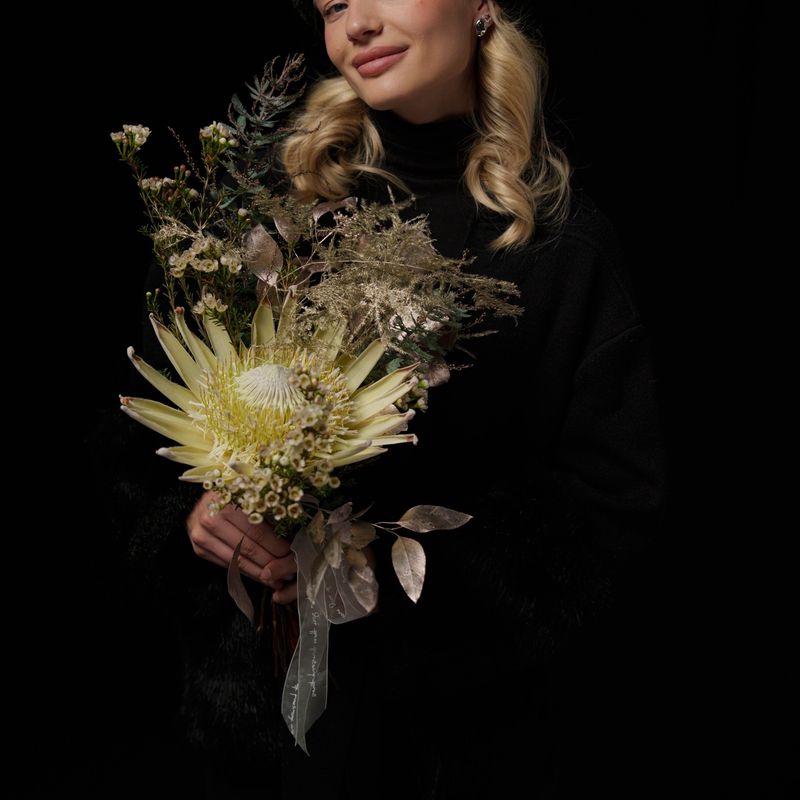 Букет с протеей и аспарагусом