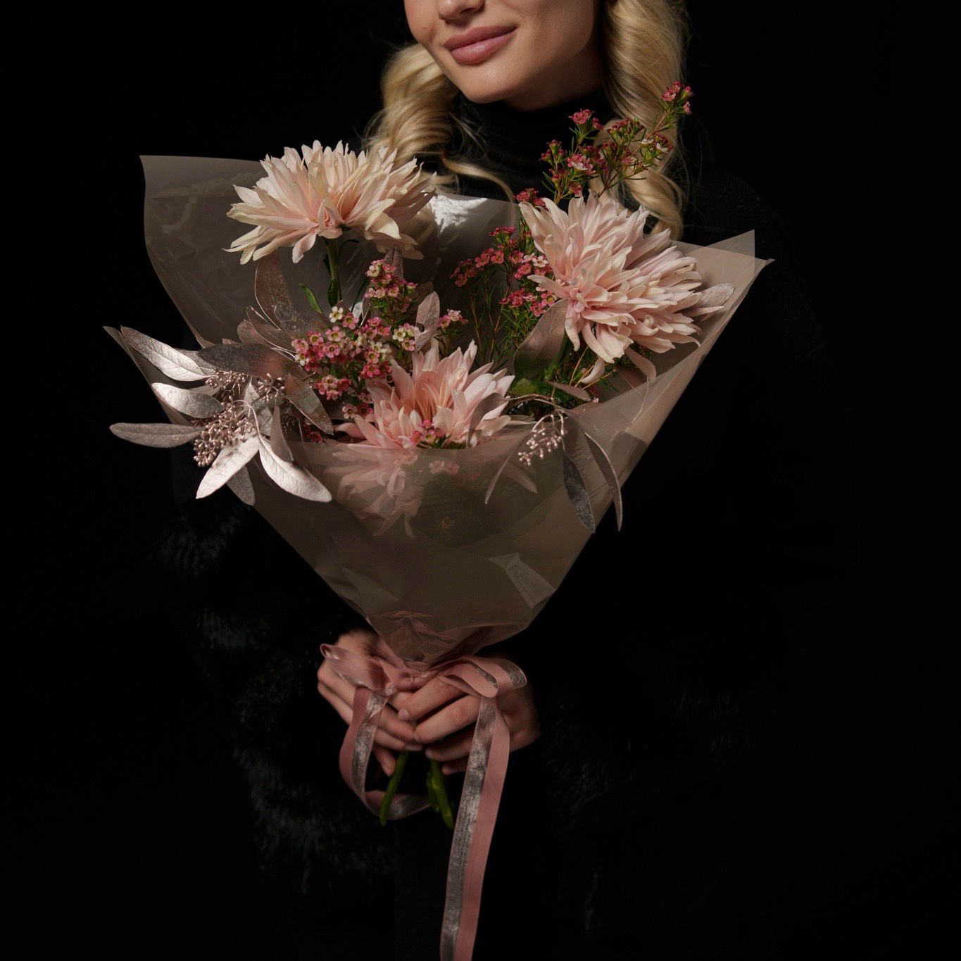 Букет с хризантемами и эвкалиптом