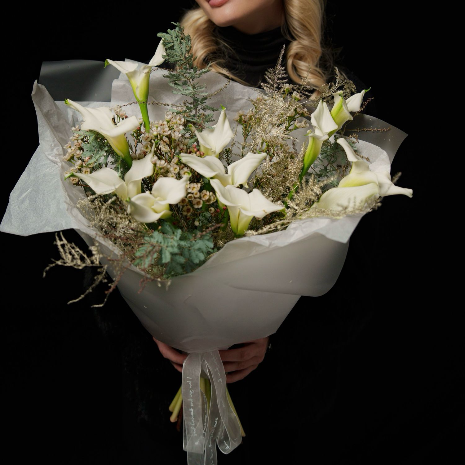 Букет с каллами и аспарагусом