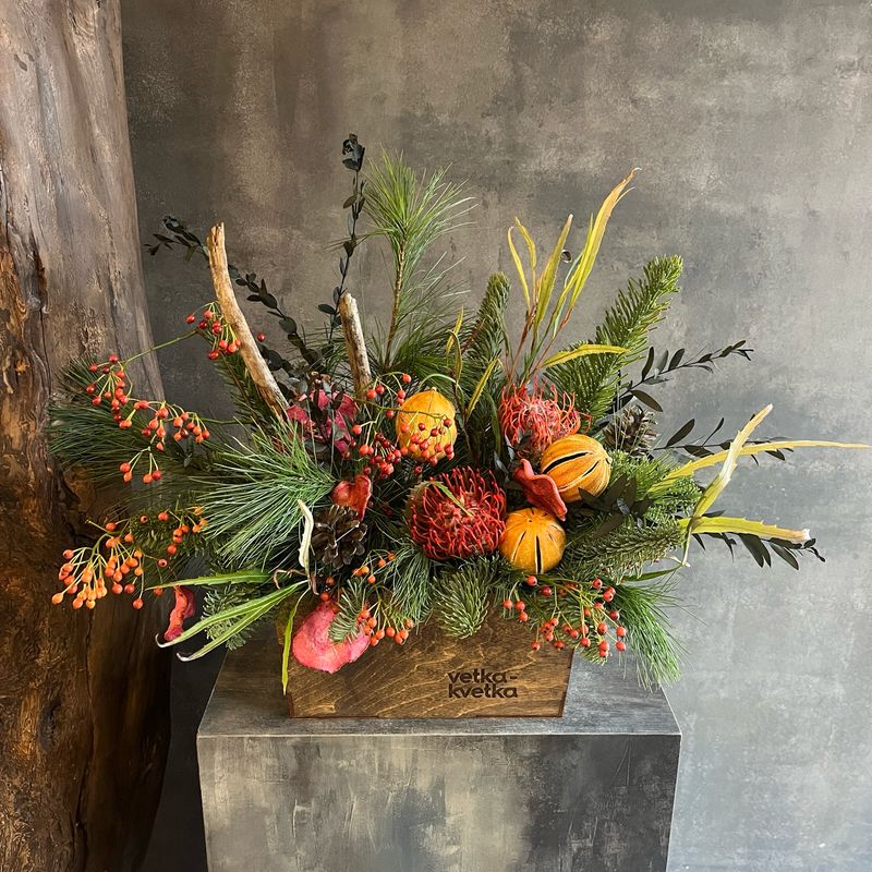 Композиция из сосны, нутанов и шиповника