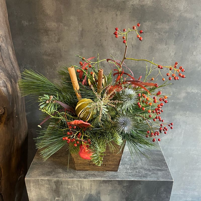 Композиция из сосны, эрингиума и шиповника 