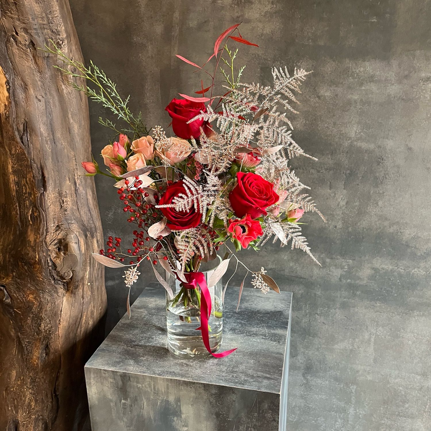 Букет с розами и аспарагусом