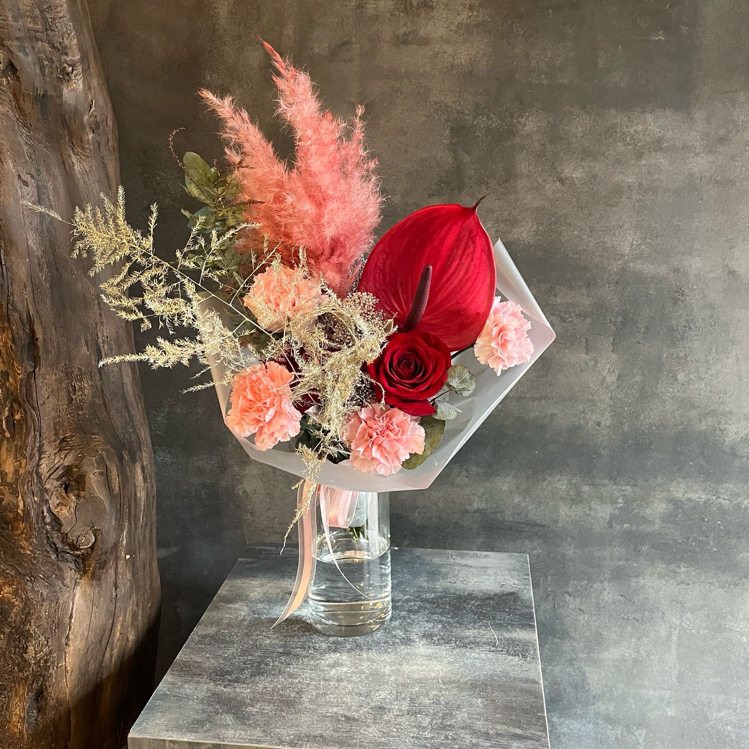 Букет с антуриумом и кортадерией