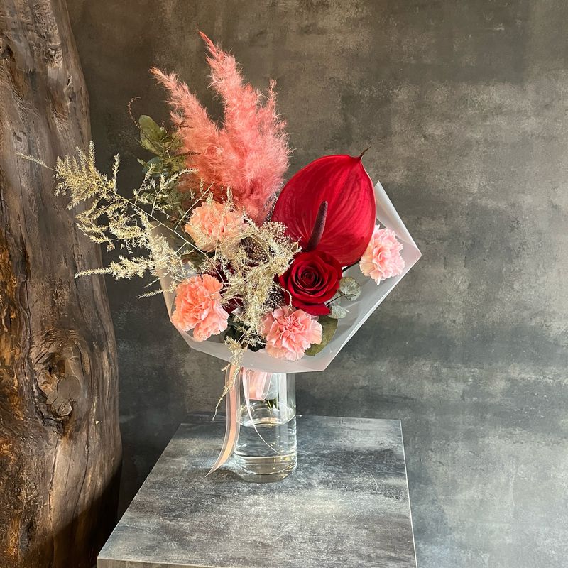 Букет с антуриумом и кортадерией